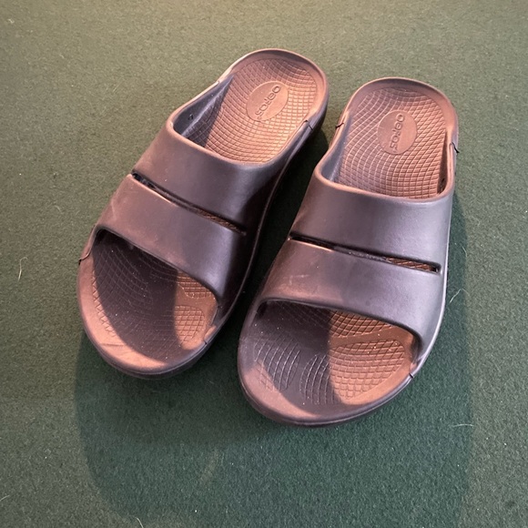 Oofos Men’s Ooaah Slides - Picture 1 of 5